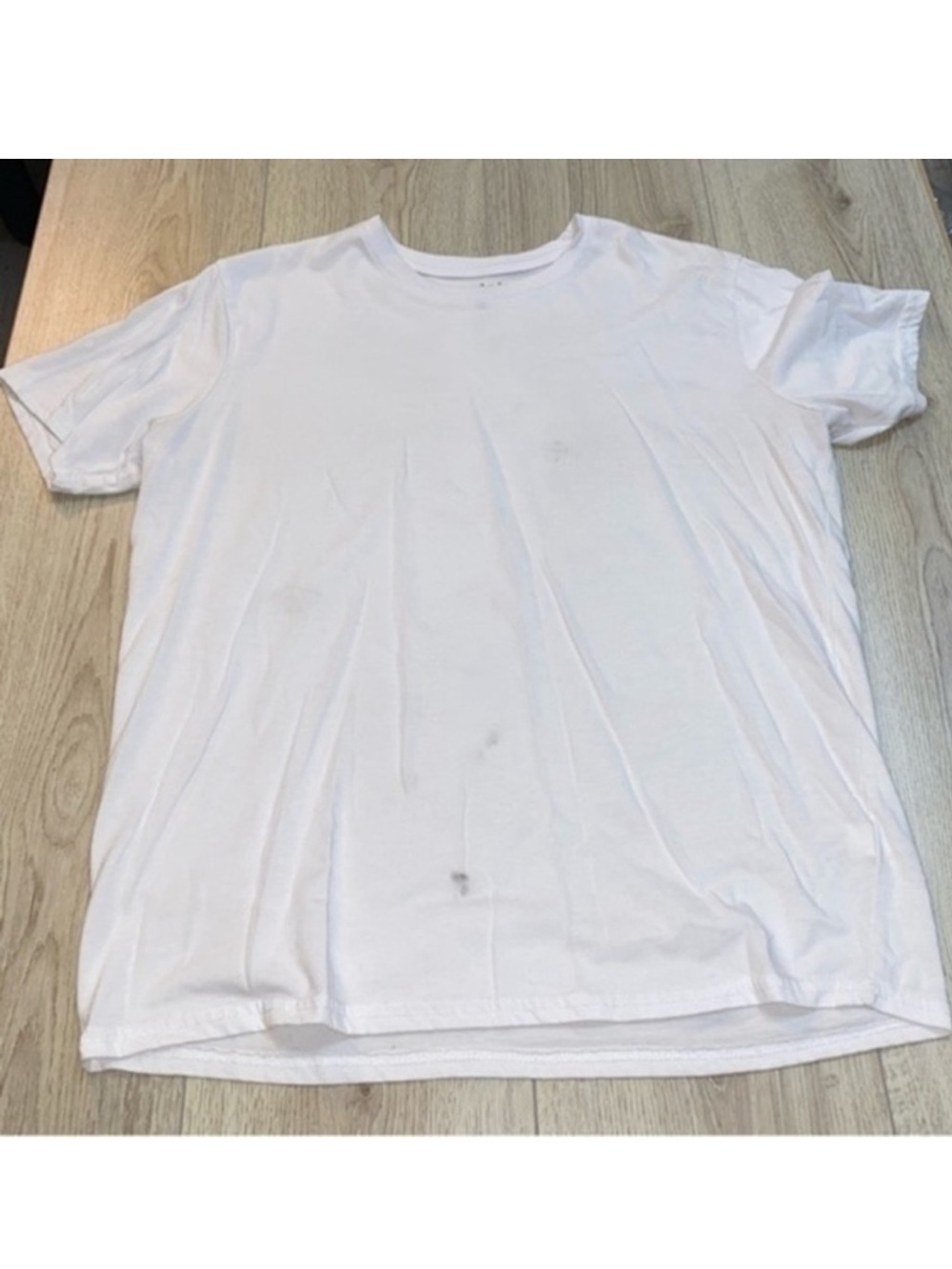 Seeded and sewn white short sleeve shirt top